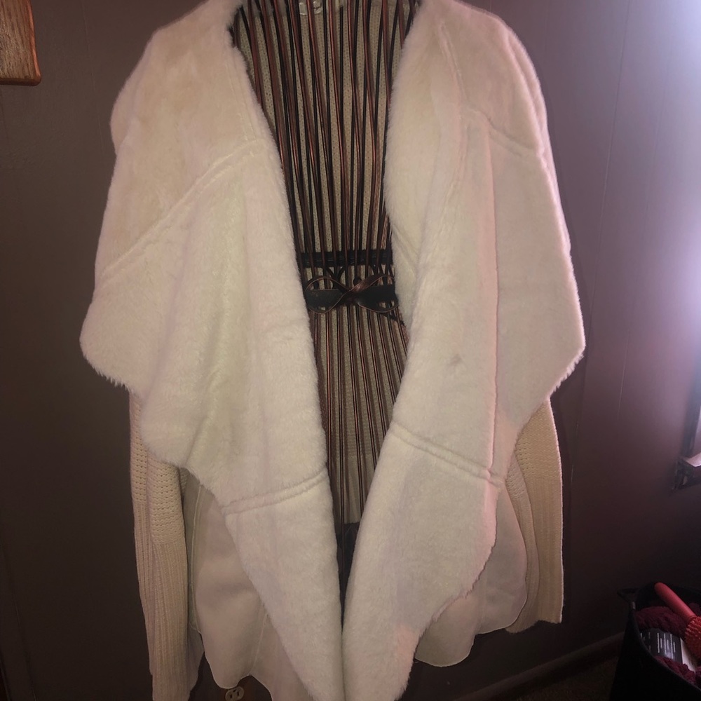 Sweater/Jacket with faux fur collar